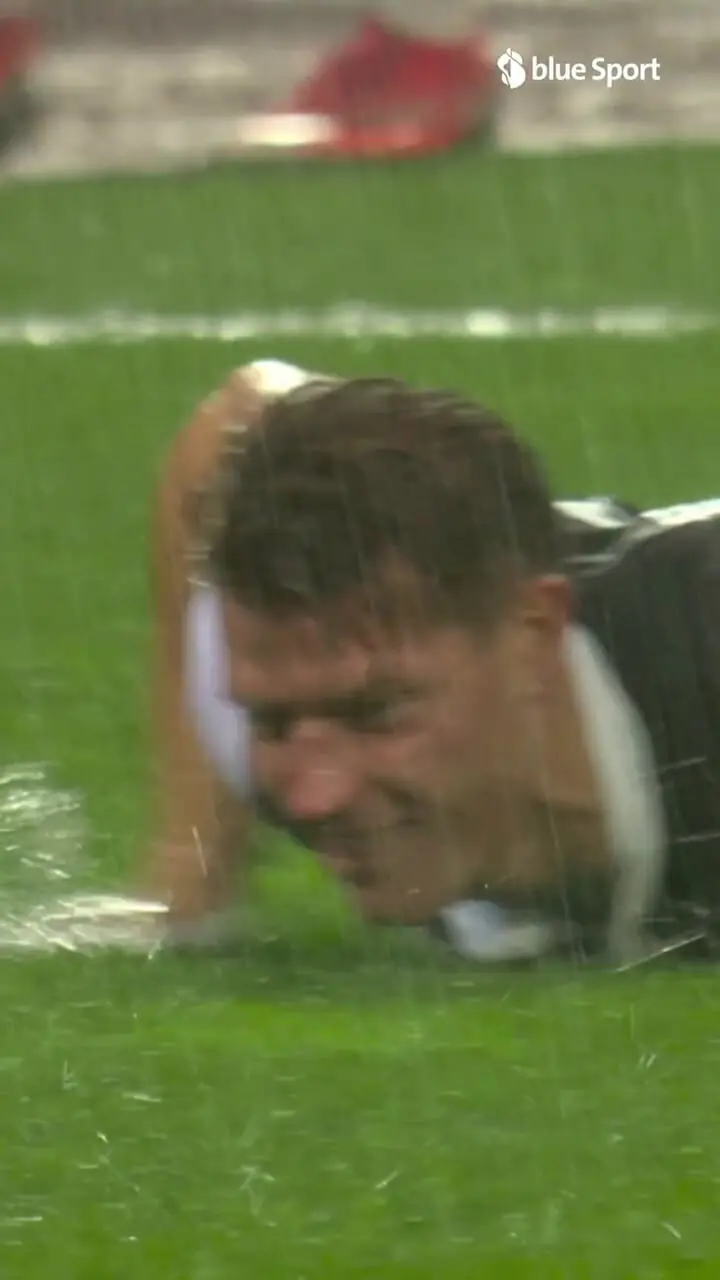 وقتی زمین فوتبال به استخر تبدیل شد!