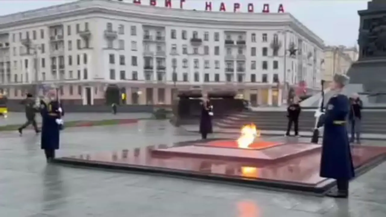 ادای احترام عراقچی به قربانیان بلاروس در جنگ جهانی دوم در میدان پیروزی + ویدئو