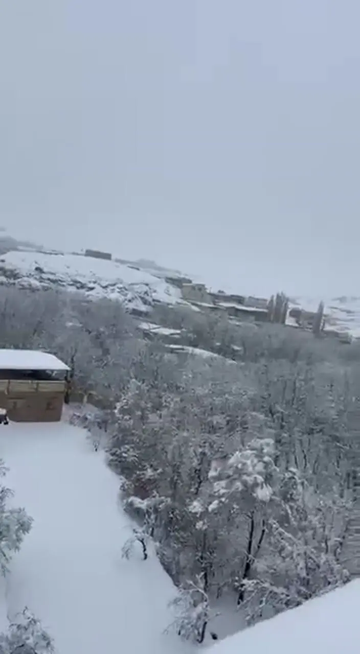 بارش برف در روستاهای کاشان به بیش از ۵۰ سانتی متر رسید