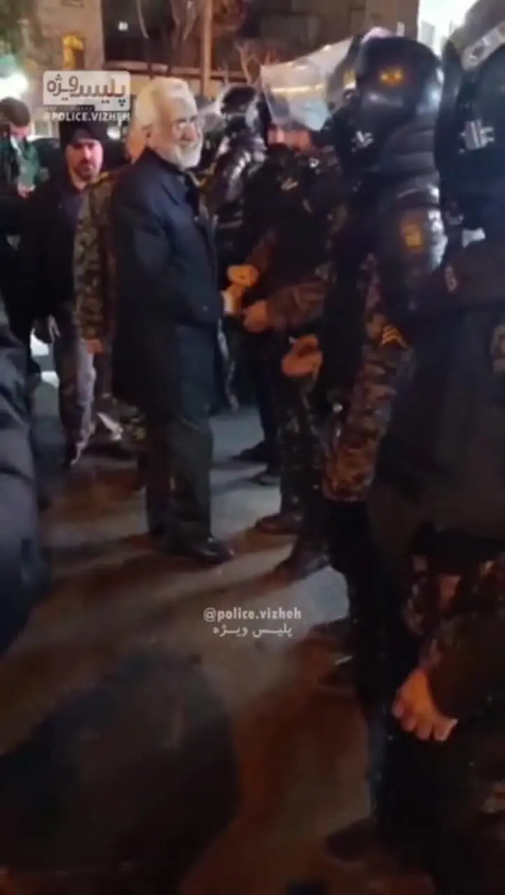 دست نوازش سعید جلیلی بر سر نیروهای گارد ویژه در اعتراضات اخیر