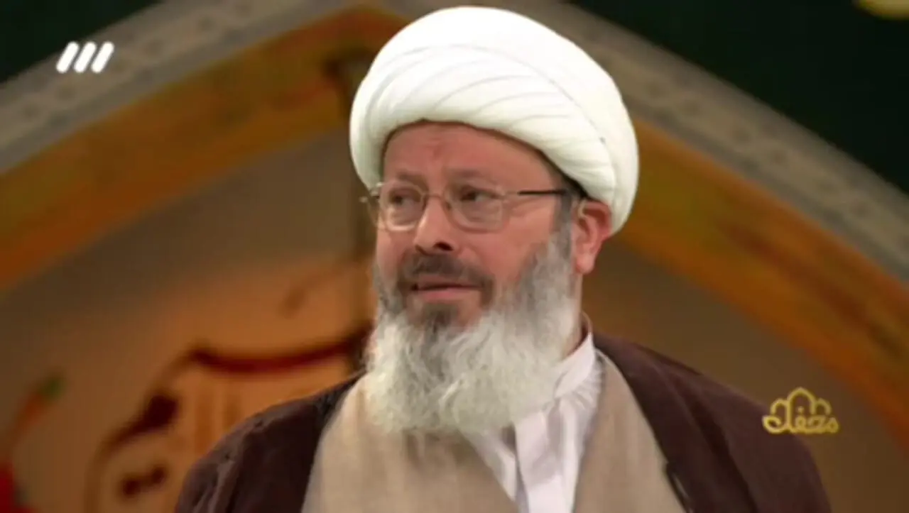 روحانی جنجالی برنامه محفل صداوسیما تصنیف «از خون جوانان وطن»‌ را خواند