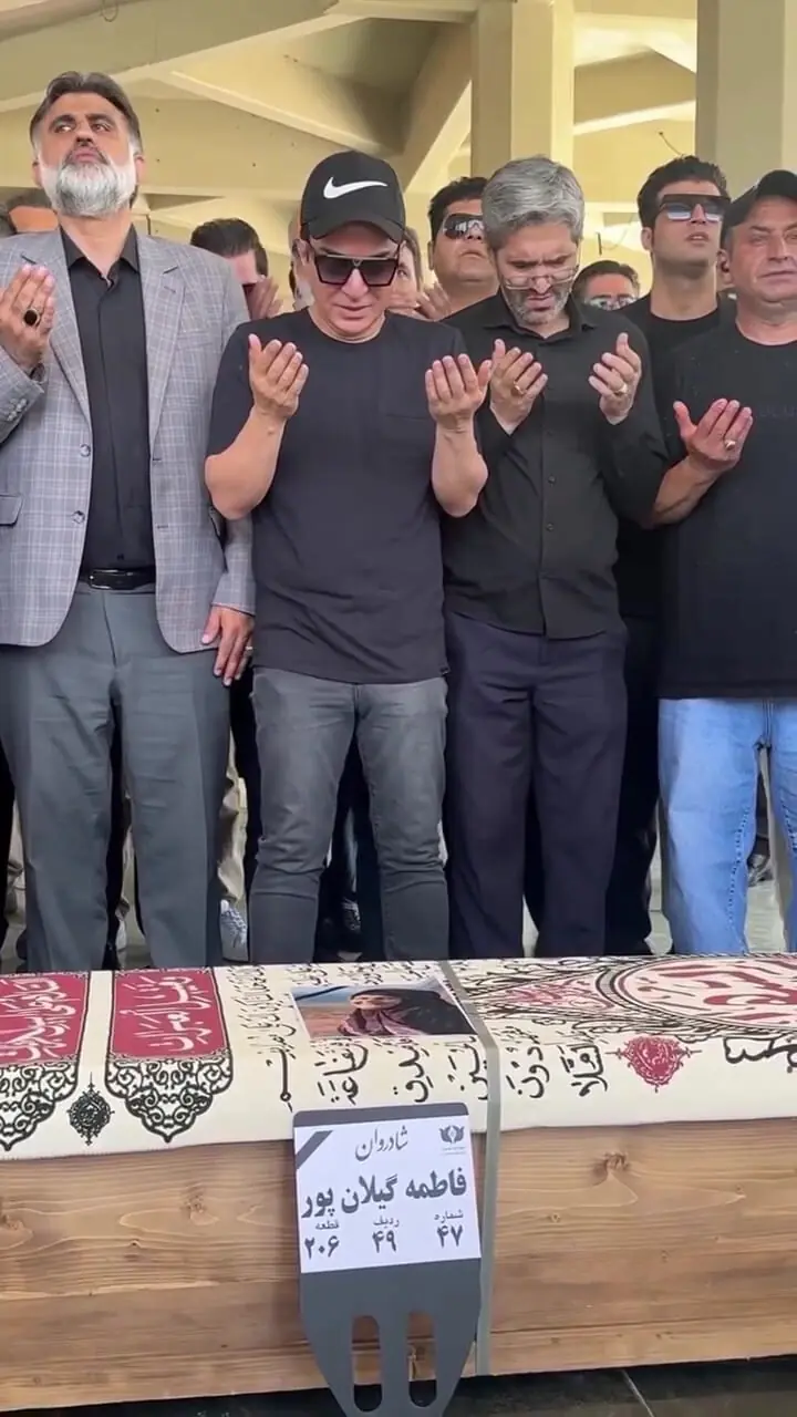 گریه‌های عمو پورنگ برای مادرش هنگام خواندن نماز میت