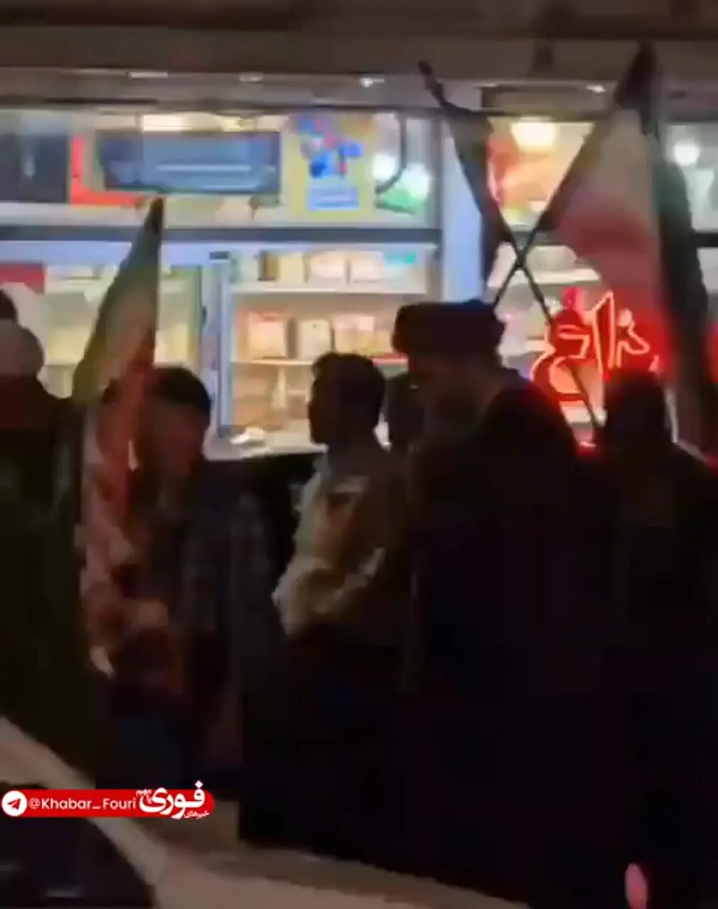 حضور روحانی شبیه به رهبر انقلاب در تجمع شبانه مشهد + ویدئو